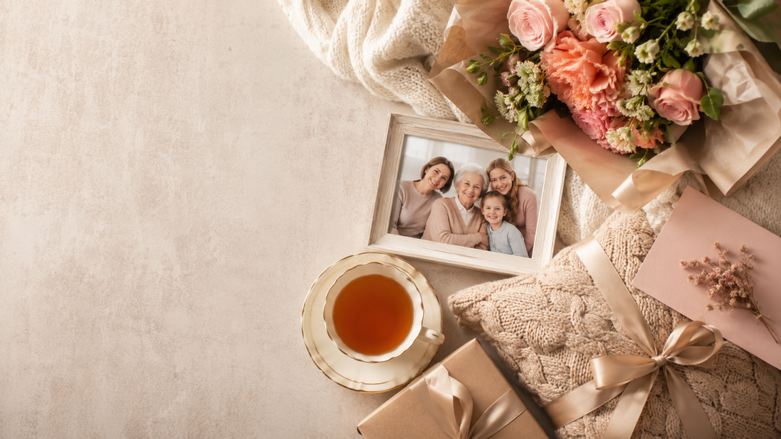 Flat lay של מתנות עם מסגרת תמונה משפחתית — אווירת חיים שחוזרים